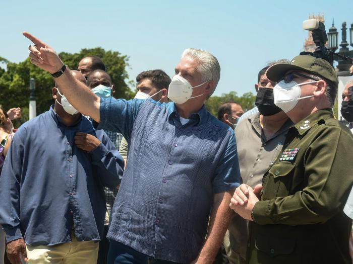 Chủ tịch Cuba Miguel Díaz-Canel cùng nhiều quan chức cấp cao khác sớm có mặt tại hiện trường vụ nổ. (Ảnh: Granma) Cuba khẩn trương công tác tìm kiếm cứu nạn sau vụ nổ ở thủ đô La Habana -0