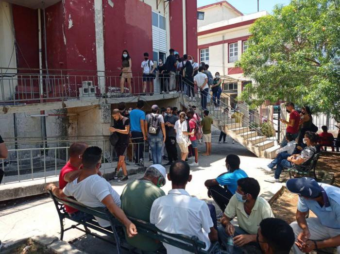Người dân Cuba đăng ký hiến máu hỗ trợ nạn nhân trong vụ nổ tại khách sạn Saratoga. (Ảnh: Prensa Latina) Cuba khẩn trương công tác tìm kiếm cứu nạn sau vụ nổ ở thủ đô La Habana -0