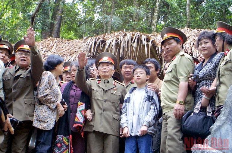 Đại tướng về thăm lại chiến trường xưa -0