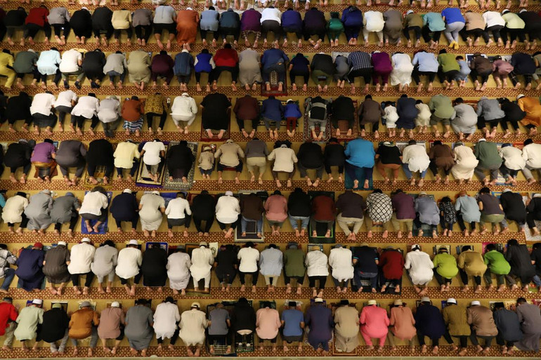 Thực hành lễ cầu nguyện Tarawih khởi đầu tháng Ramadan tại thánh đường Hồi giáo ở Singapore, ngày 2/4/2022. (Ảnh: REUTERS) Người Hồi giáo trên khắp thế giới đón tháng lễ Ramadan -0