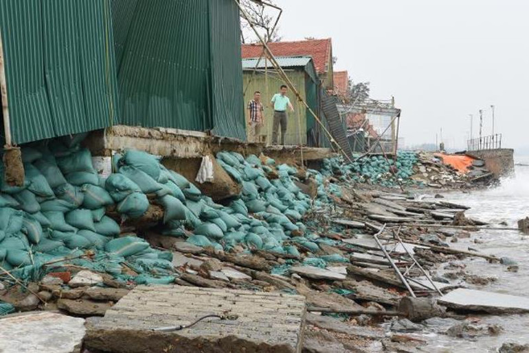 Kè biển tại thị xã Cửa Lò bị hư hại nặng -0