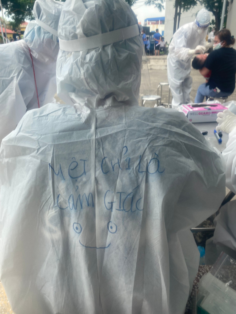 Nắng nóng không làm khó được tinh thần các chiến sĩ áo trắng -0