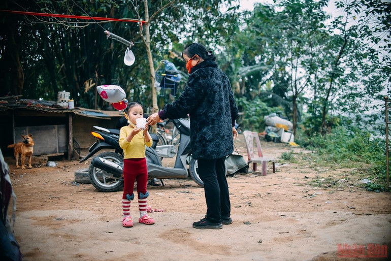 Những ngày cận Tết ở “xóm nhà phao” -0