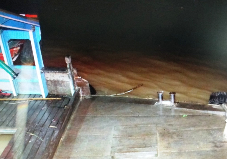 Mô-tô nước đâm vào tàu cá đang đậu bến, hai người tử vong -0