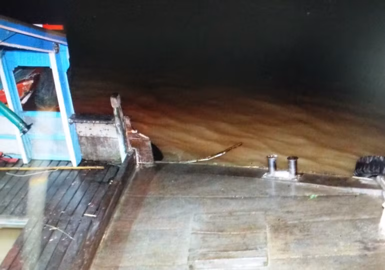 Mô-tô nước đâm vào tàu cá đang đậu bến, hai người tử vong -0