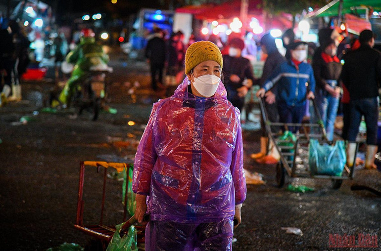 Hà Nội: Người lao động và người vô gia cư căng mình chống chọi với giá rét -0