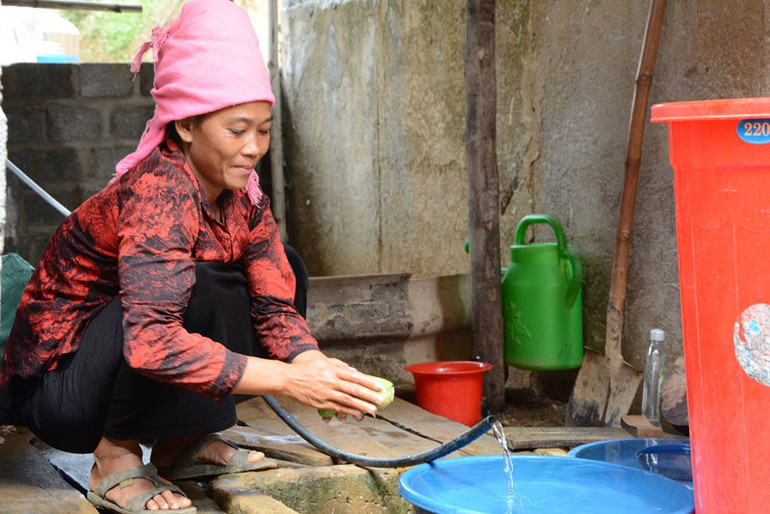 Đồng bào Thái bản Cại, xã Thạch Lương, thị xã Nghĩa Lộ sử dụng "nước lần", rẻ hơn dùng nước sinh hoạt cấp tập trung. Giải bài toán nước sạch nông thôn ở Yên Bái -0