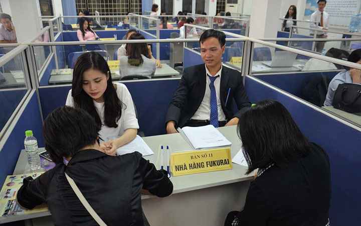 Phỏng vấn người lao động tại Phiên giao dịch việc làm (Ảnh chụp trước ngày 27/4/2021: HCES). Hà Nội tiếp nhận hồ sơ giải quyết bảo hiểm thất nghiệp trong tình hình mới -0