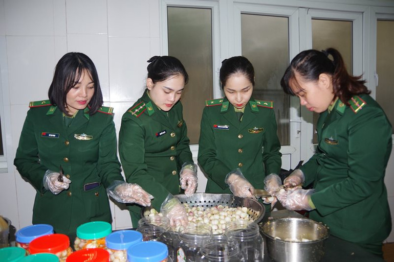 Đoàn Thanh niên, Hội Phụ nữ BĐBP tỉnh gói bánh, muối dưa hành tặng các tổ chốt. Xuân trên chốt “thép” tây Nghệ An -0