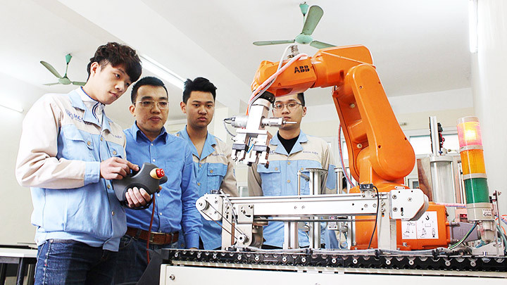 Xóa mờ định kiến “thừa thầy, thiếu thợ” -0