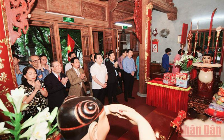 Dâng hương tưởng niệm 594 năm ngày Vua Lê Thái Tổ đăng quang -0