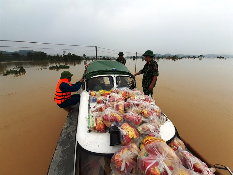Đưa hàng cứu trợ vào vùng lũ. Thanh Chương nỗ lực khắc phục sau lũ -0