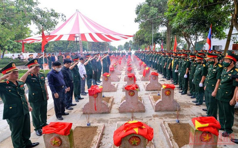 Phút tưởng niệm các liệt sĩ quân tình nguyện và chuyên gia Việt Nam hy sinh trên đất bạn Lào. (Ảnh: THÀNH CƯỜNG) Tổ chức Lễ an táng 103 hài cốt liệt sĩ, quân tình nguyện và chuyên gia Việt Nam hy sinh tại Lào -0