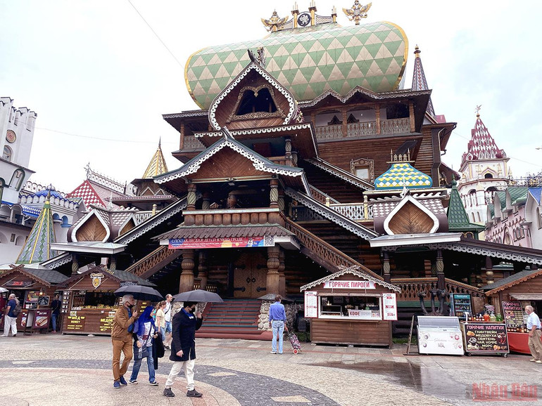 Check-in khu chợ bán đồ lưu niệm đầy màu sắc ở Moskva -0