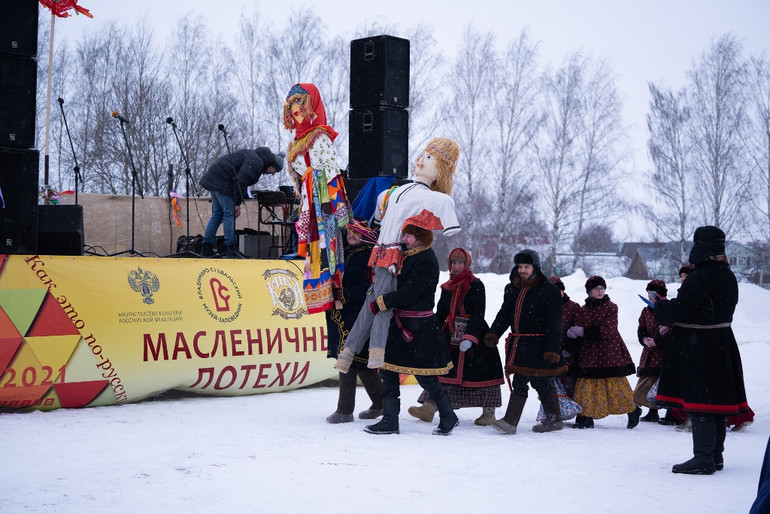 Người Nga tưng bừng tiễn mùa đông -0