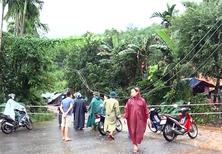 Vụ sạt lở đất làm đổ trụ điện trung thế 35kV. Sạt lở đất làm sập nhà dân ở Quảng Nam -0