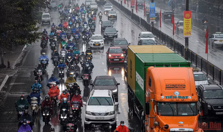 Người dân các tỉnh đội mưa đổ về Hà Nội ngày cuối kỳ nghỉ Tết Nguyên đán Nhâm Dần -0
