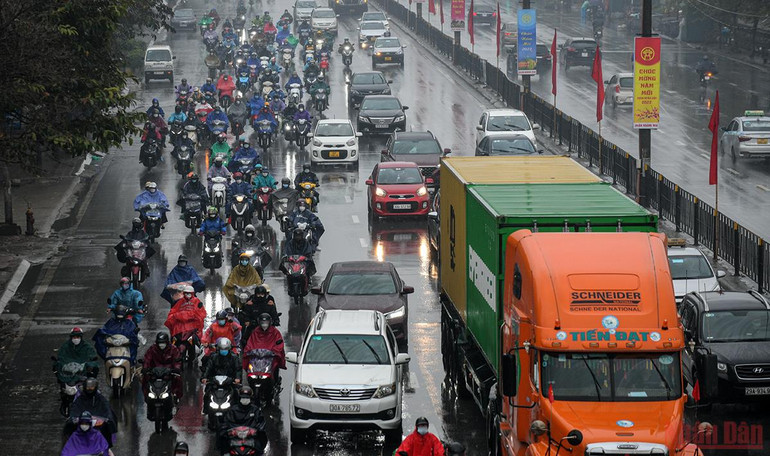 Người dân các tỉnh đội mưa đổ về Hà Nội ngày cuối kỳ nghỉ Tết Nguyên đán Nhâm Dần -0
