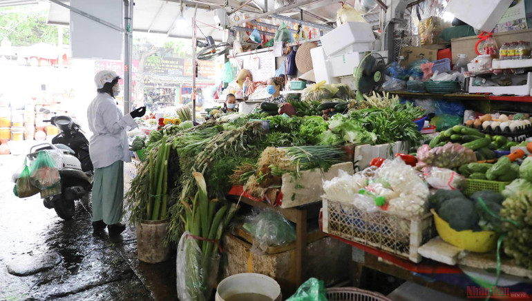 Hà Nội: Hàng hóa siêu thị dồi dào, chợ dân sinh không thiếu hàng tươi sống -0