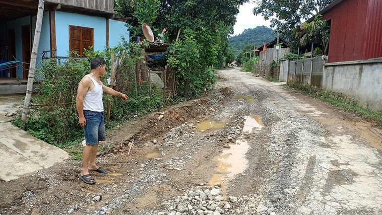 Xe quá tải “băm nát” đường giao thông -0