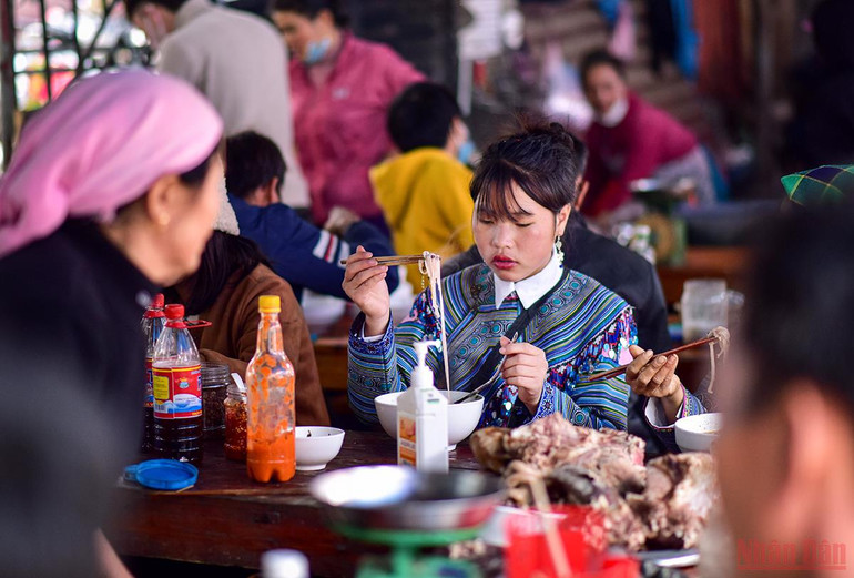 Độc đáo cảnh mẹ địu con đi chợ phiên Bắc Hà ngày giáp Tết -0