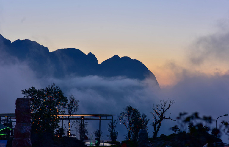 Ngắm “biển mây” đẹp như bồng lai tiên cảnh trên đỉnh Ô Quy Hồ -4