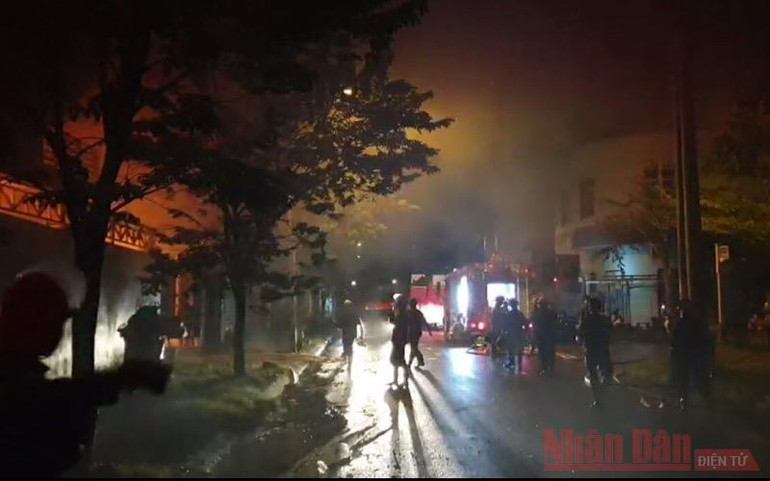 Cháy thiêu trụi xưởng làm nến tại Đà Nẵng -1