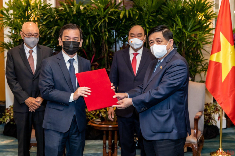 Trước sự chứng kiến của Chủ tịch nước Nguyễn Xuân Phúc, Bộ trưởng Kế hoạch và Đầu tư Nguyễn Chí Dũng đã trao giấy phép đầu tư cho Khu công nghiệp Việt Nam-Singapore (VSIP) III tại Bình Dương. (Ảnh do Becamex IDC cung cấp) Hợp tác thành lập Trung tâm Đổi mới sáng tạo Công nghiệp 4.0 Việt Nam - Singapore -0