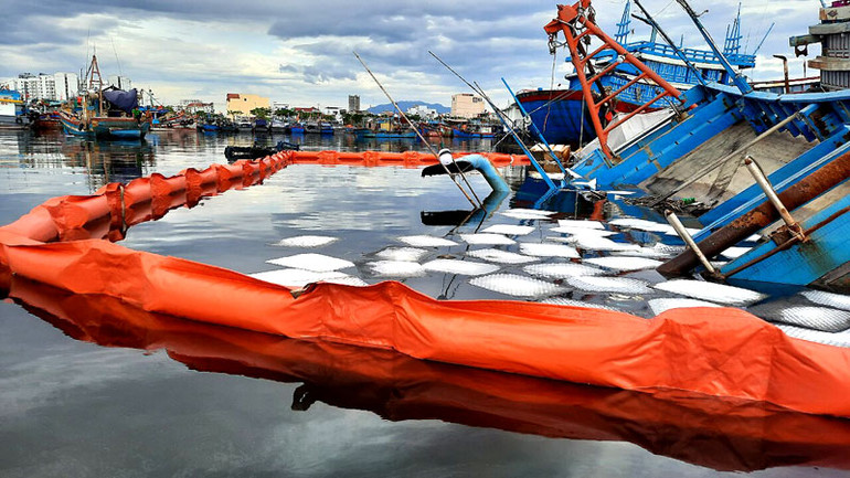 Ứng phó khẩn cấp sự cố tàu cá chìm tràn dầu trên biển -0