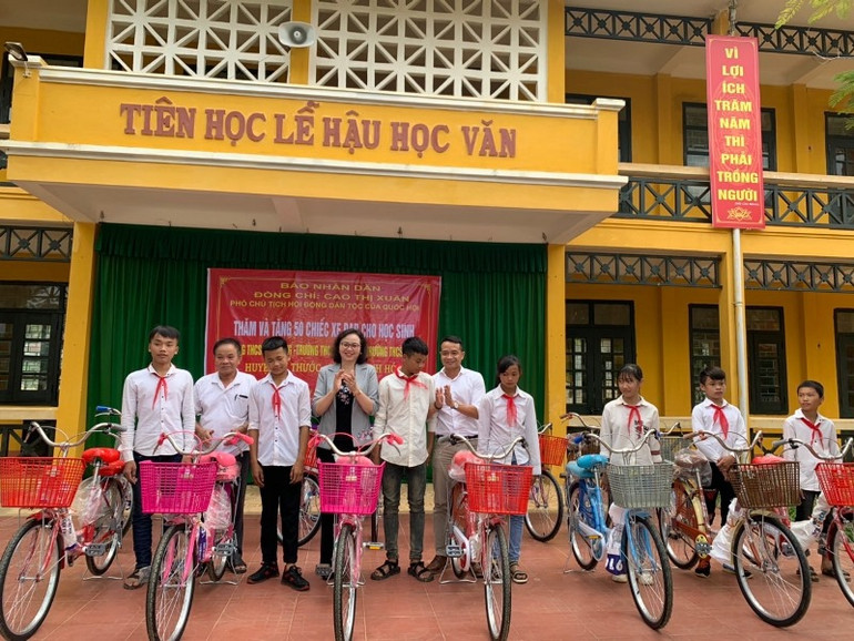 Trao xe đạp tặng học sinh nghèo, vượt khó -0