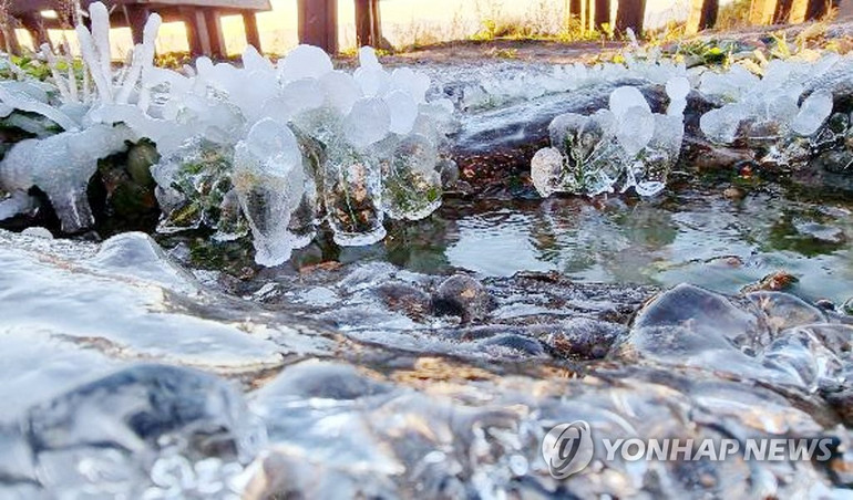 Băng giá xuất hiện giữa mùa thu ở Hàn Quốc -0