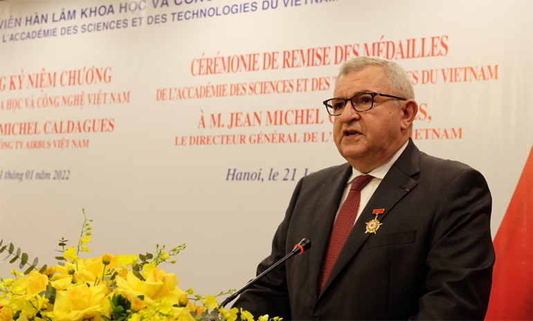 Ông Jean-Michel Caldagues chia sẻ cảm xúc khi đón nhận Kỷ niệm chương. Ghi nhận đóng góp của nguyên Tổng Giám đốc Airbus Việt Nam cho công nghệ vệ tinh -0
