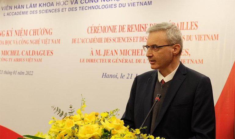 Đại sứ Pháp tại Việt Nam, ông Nicolas Warnery phát biểu chúc mừng. Ghi nhận đóng góp của nguyên Tổng Giám đốc Airbus Việt Nam cho công nghệ vệ tinh -0