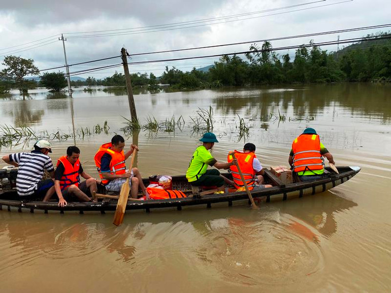 Phú Yên nỗ lực cứu dân trong lũ -0