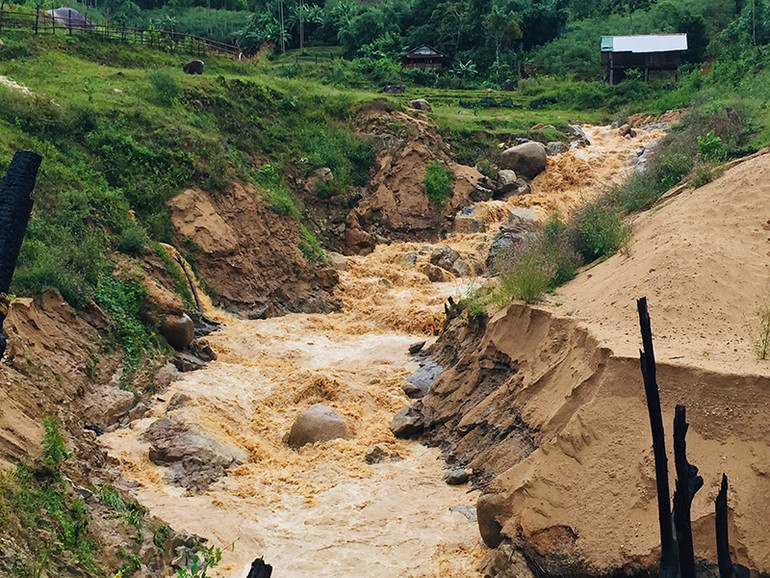 Quảng Ngãi: Sạt lở “bủa vây” các xã miền núi huyện Sơn Tây -0