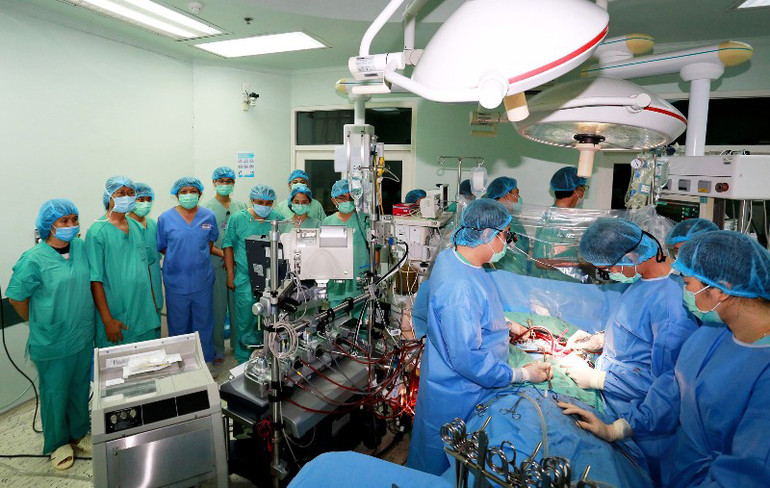 Hành trình đặc biệt đưa quả tim vượt hơn 1.000km về Huế ghép cho bệnh nhân -0