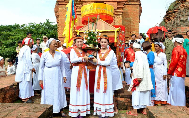 Thiếu nữ Chăm rước mâm lễ lên tháp Pô Sha Inư thực hiện nghi thức cúng lễ. Lễ hội Katê của người Chăm Bình Thuận là Di sản văn hóa phi vật thể quốc gia -0