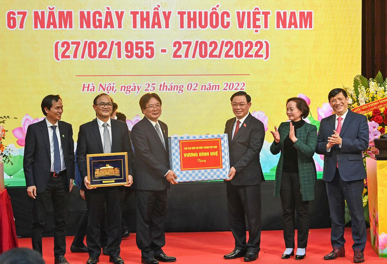 Chủ tịch Quốc hội Vương Đình Huệ tặng quà cho Bệnh viện Việt Đức. Chủ tịch Quốc hội Vương Đình Huệ thăm, chúc mừng các bác sĩ, nhân viên y tế -0