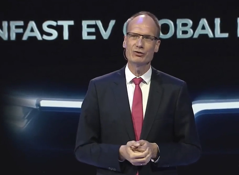 Ông Michael Lohscheller, Tổng giám đốc VinFast toàn cầu trên sân khấu LA Auto Show 2021. Ảnh chụp màn hình. VinFast ra mắt hai mẫu ô-tô điện tại Mỹ -0