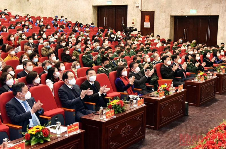Các đồng chí lãnh đạo Đảng, Nhà nước và thành phố Hà Nội cùng các đại biểu dự lễ kỷ niệm. (Ảnh: DUY LINH) Kỷ niệm 120 năm Ngày sinh đồng chí Nguyễn Phong Sắc -0