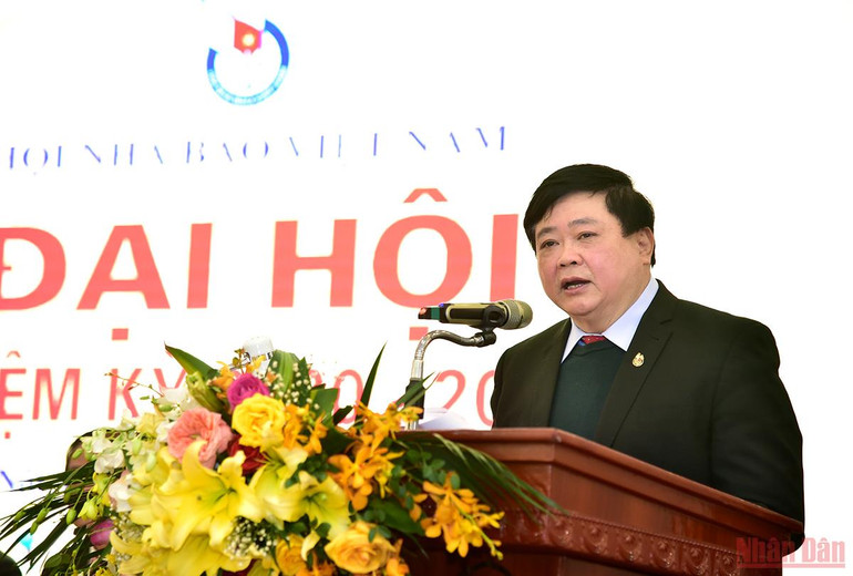 Đồng chí Nguyễn Thế Kỷ, Ủy viên Thường vụ Hội Nhà báo Việt Nam, nguyên Tổng Giám đốc Đài Tiếng nói Việt Nam phát biểu thông qua chương trình và quy chế Đại Hội. (Ảnh: Thành Đạt) Khai mạc phiên trù bị Đại hội Hội Nhà báo Việt Nam lần thứ XI -0
