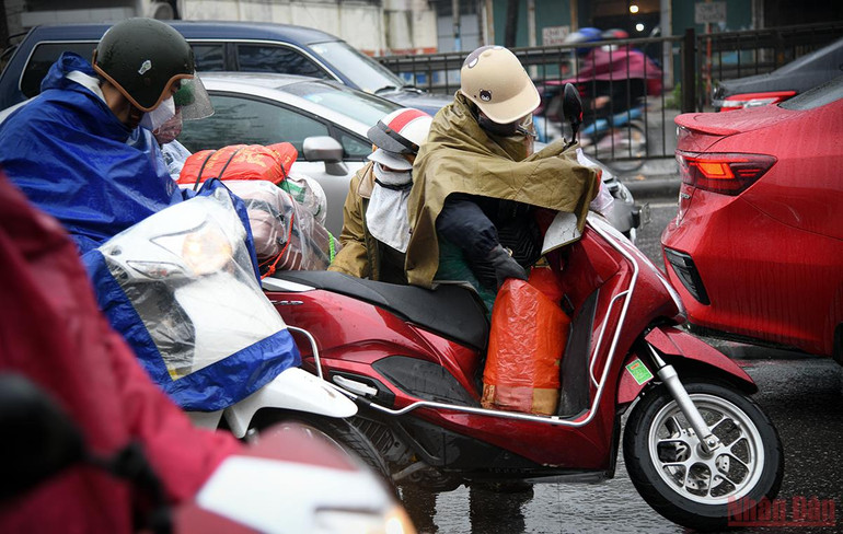 Người dân các tỉnh đội mưa đổ về Hà Nội ngày cuối kỳ nghỉ Tết Nguyên đán Nhâm Dần -0