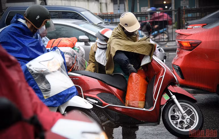 Người dân các tỉnh đội mưa đổ về Hà Nội ngày cuối kỳ nghỉ Tết Nguyên đán Nhâm Dần -0