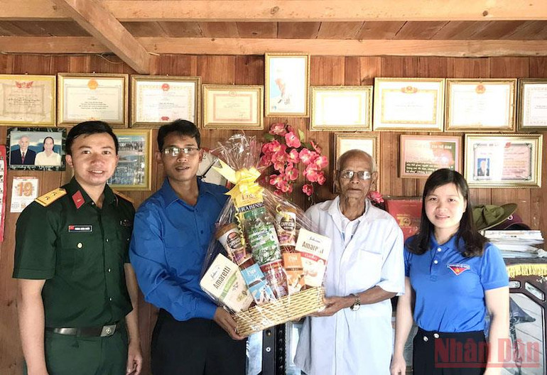 Đoàn công tác thăm và tặng quà các già làng, người uy tín tại địa phương. Ngày hội Thầy thuốc trẻ làm theo lời Bác, tình nguyện vì sức khẻe cộng đồng -0