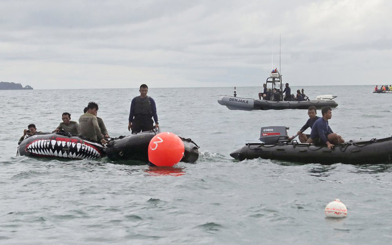 Máy bay của Indonesia không phát nổ trước khi rơi xuống biển -0