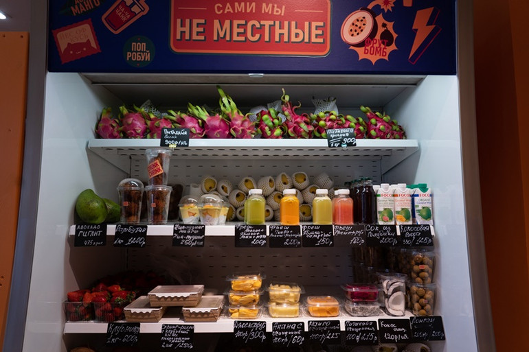 Người trẻ đưa hoa quả Việt đến gần người Nga -0