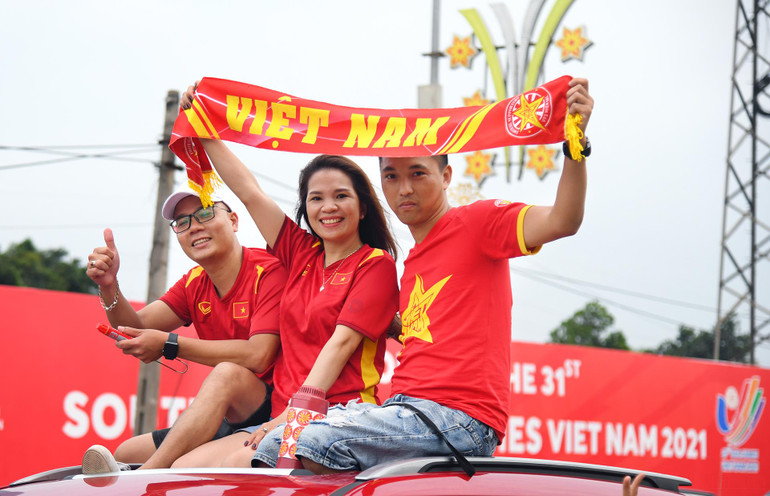 Sắc đỏ đang dần phủ kín "chảo lửa" Việt Trì. Hàng vạn cổ động viên