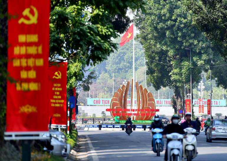 Trên toàn thành phố có tổng cộng 27 cụm pano, 400 băng-rôn dọc được lắp đặt phục vụ trong công tác tuyên truyền, cổ động trực quan hướng tới Đại hội đại biểu toàn quốc lần thứ XIII của Đảng. Hà Nội rực rỡ cờ hoa chào mừng Đại hội lần thứ XIII của Đảng -0