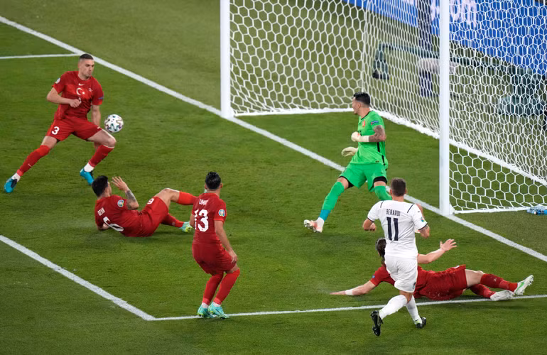 Những khoảnh khắc ấn tượng trên sân cỏ Euro 2020 -0