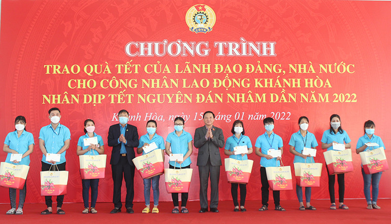 Phó Chủ tịch Quốc hội Nguyễn Khắc Định thăm; tặng quà Tết công nhân, trẻ em, gia đình chính sách tại Khánh Hòa -0